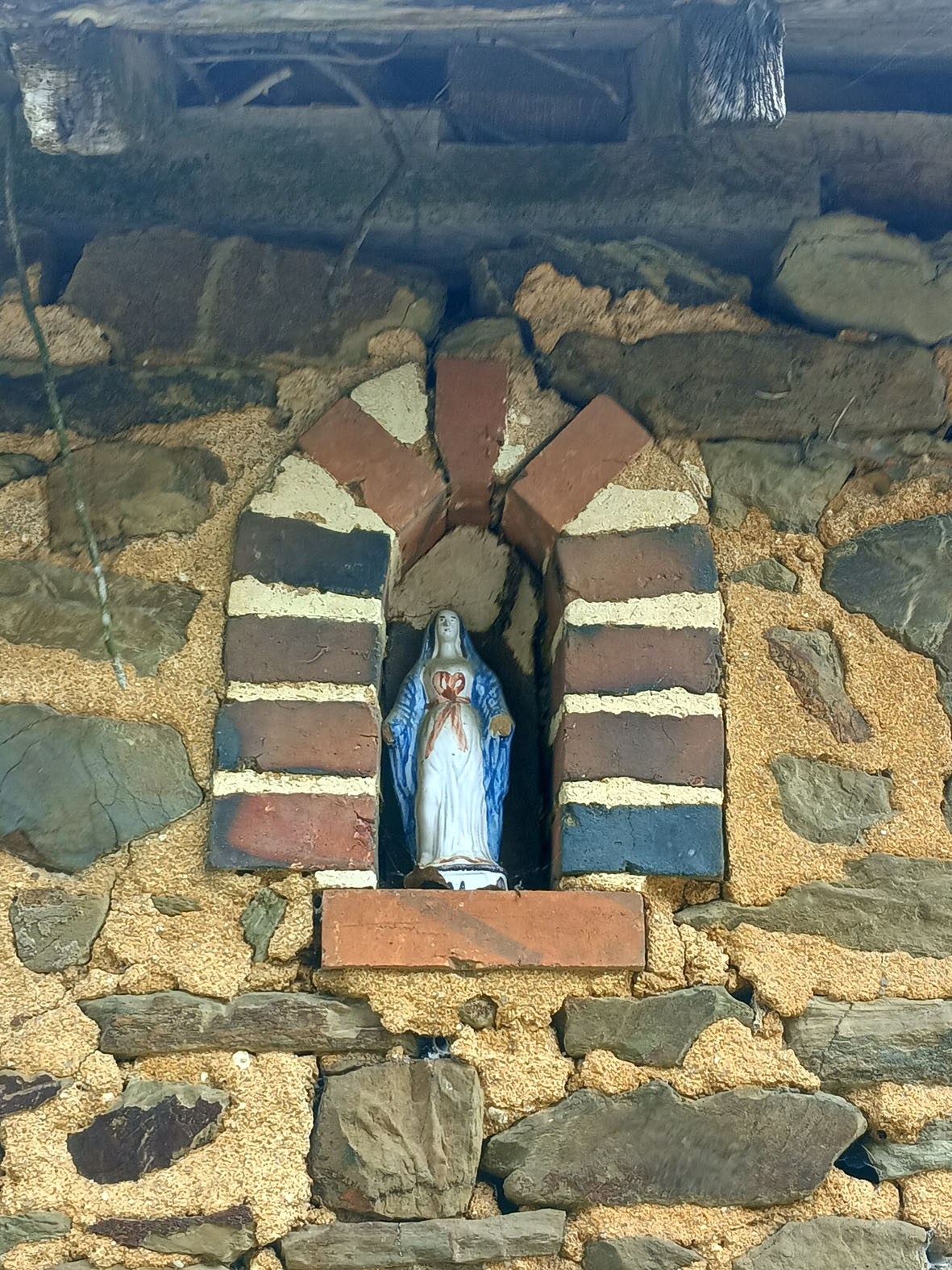 Ave Maria Mayenne Pays de la Loire Maria ниша скульптура