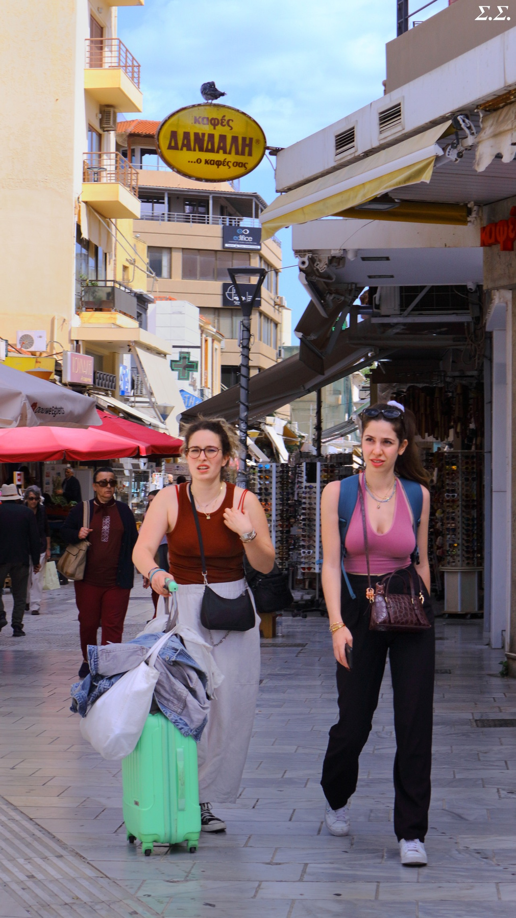 HUMAN TRAFIC AT THE MARKET 