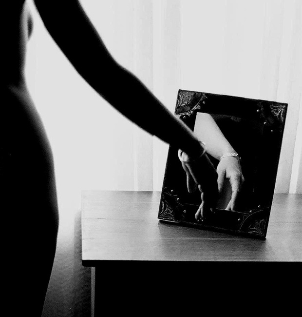 Hand and mirror 