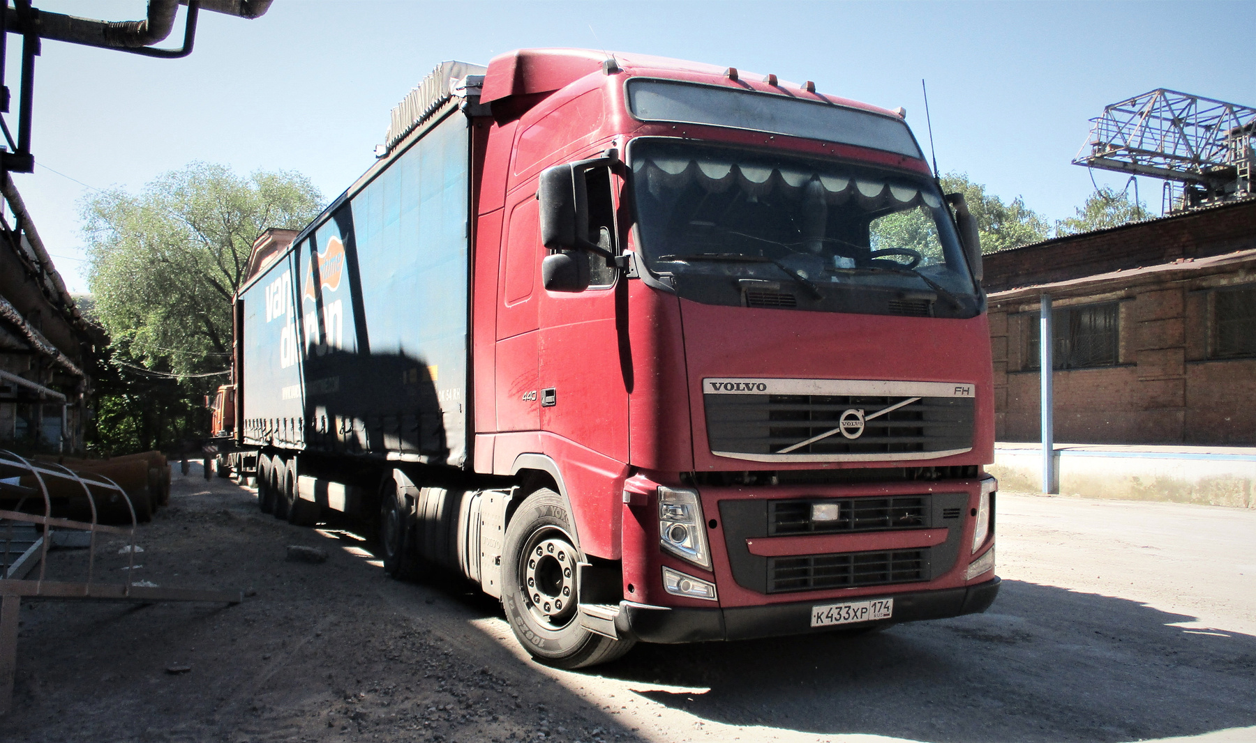VOLVO VOLVO авто тягач завод лето