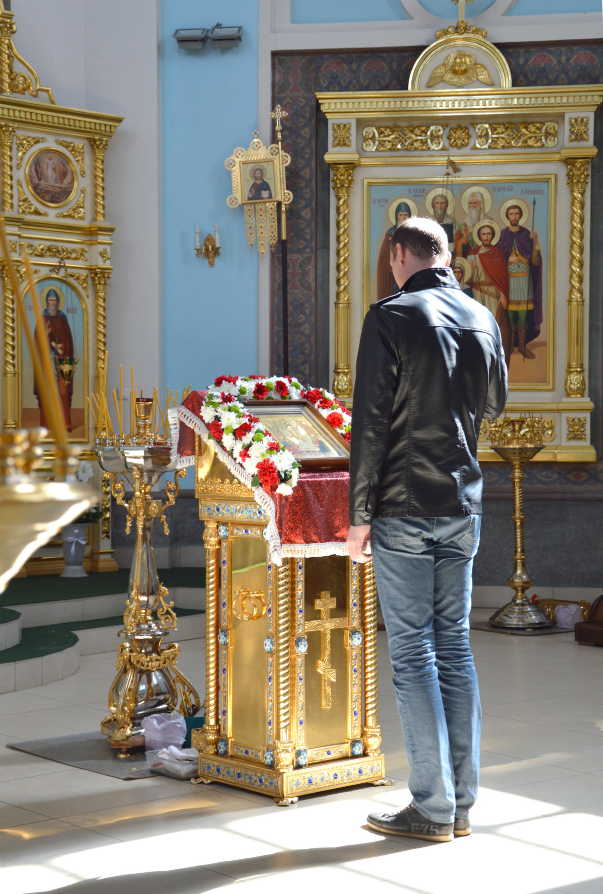 В храме 