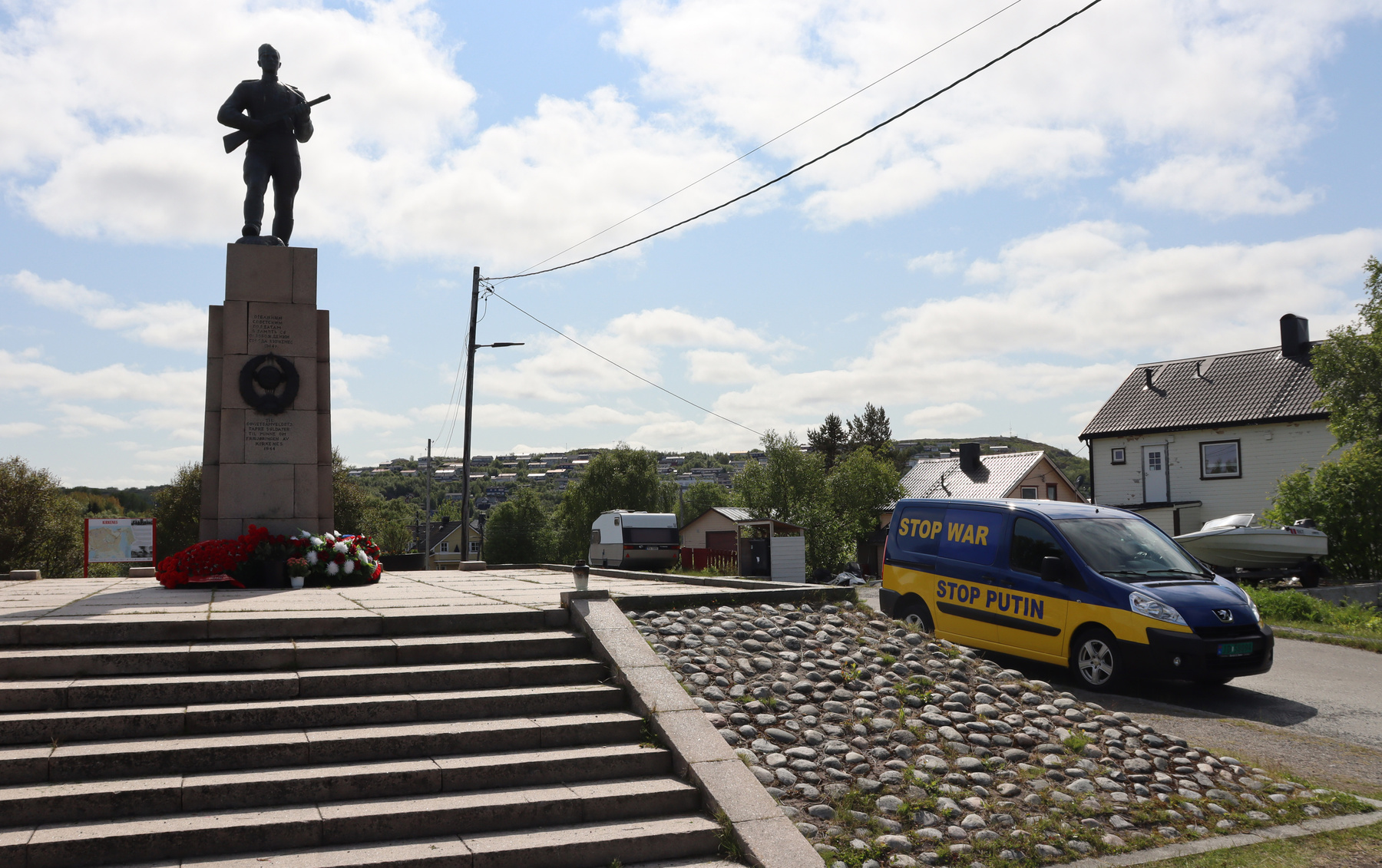 их боротьба.... Киркенес памятник бесы