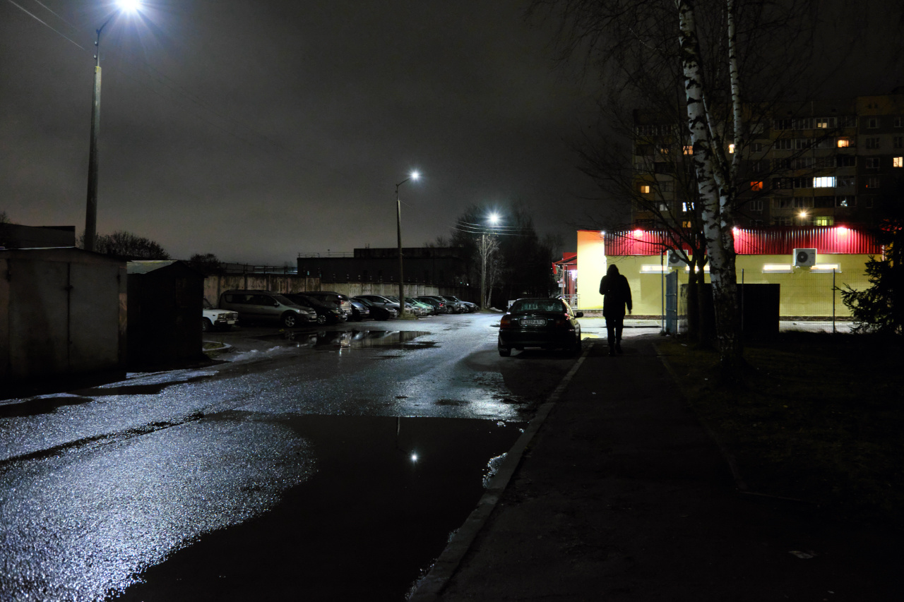 Городской вечер 4 вечер улица магазин прохожий деревья лужи здания окна фонари автомобили