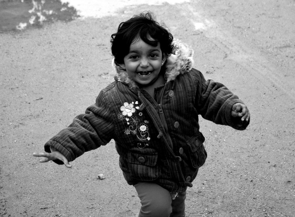 slumdog millionaire slumdog millionaire, paris, дети, париж, ребенок, девочка, бег