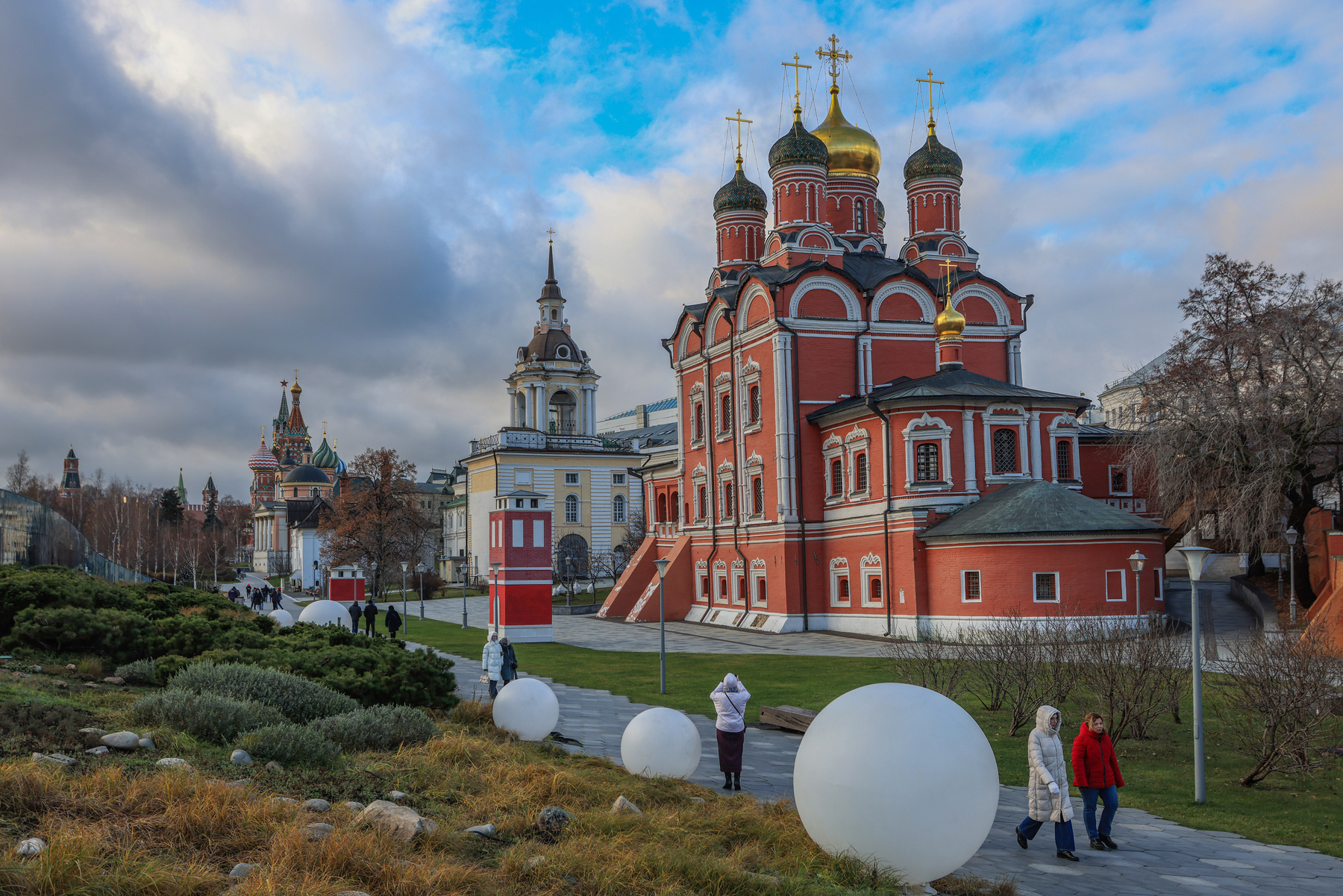 Знаменский монастырь на Старом Государевом дворе бояр Романовых на Варварке. 