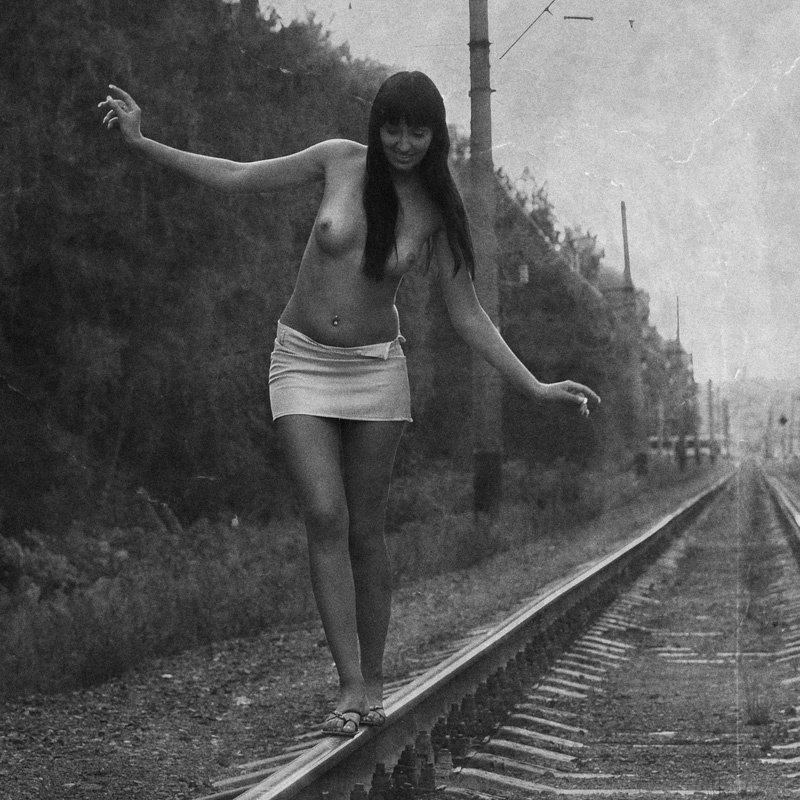 Walk on rails ч/б обнаженная голая девушка