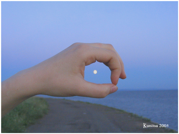 Пойманная луна/Catched moon луна рука небо