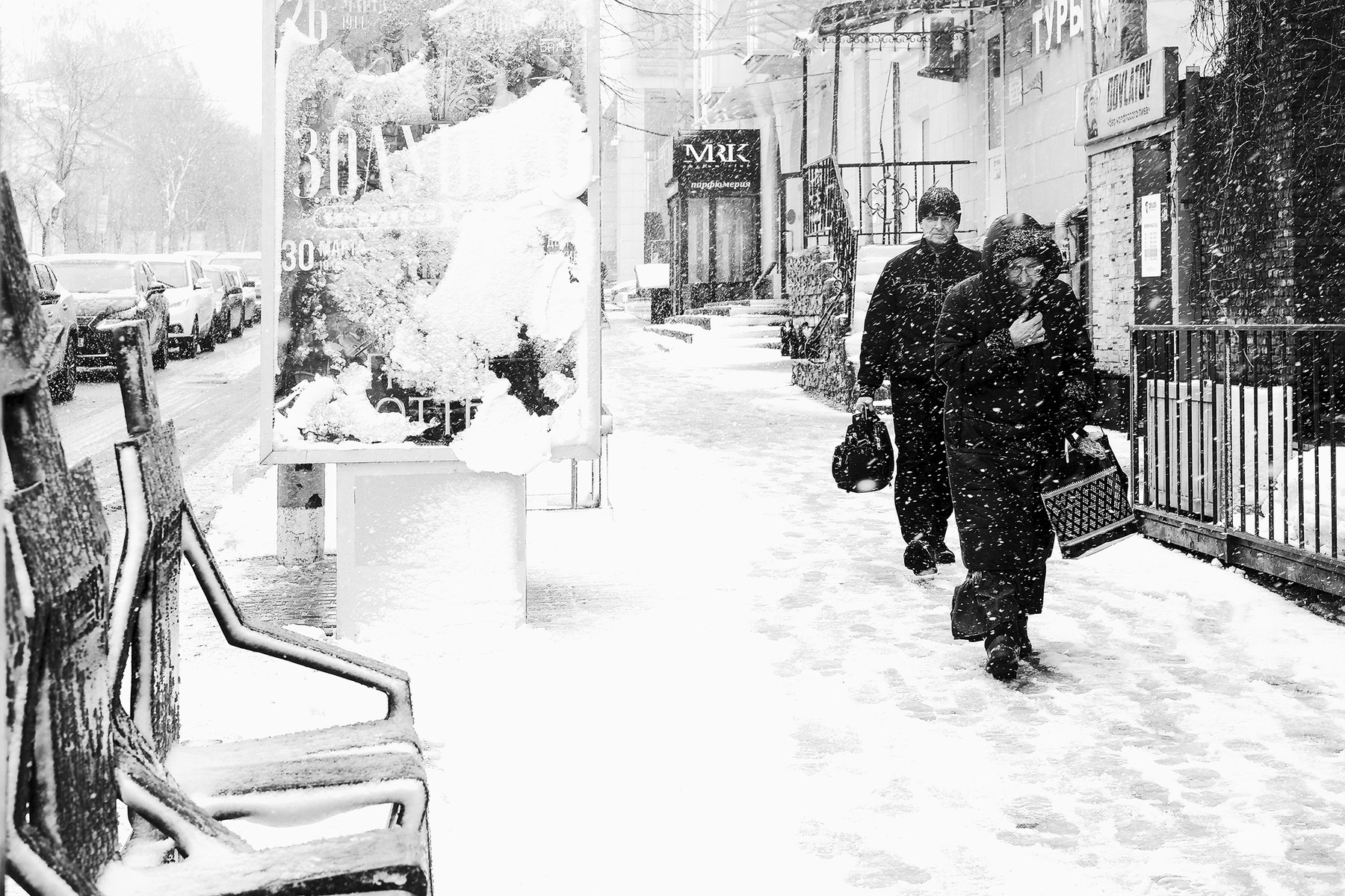 Снегопад... зима город улица снег прохожий
