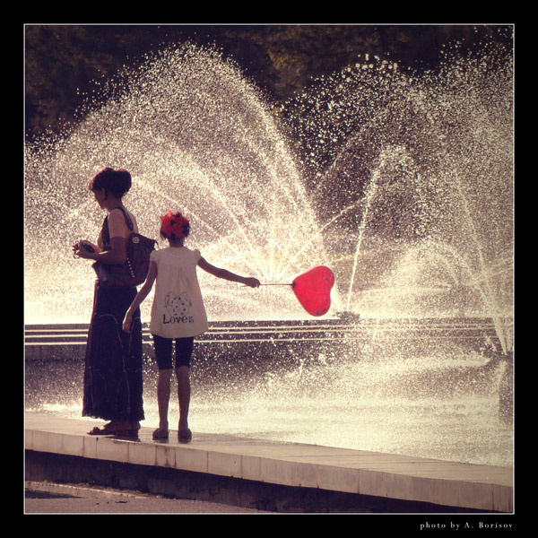 *** (Love Is...) девочка шарик мама фонтан