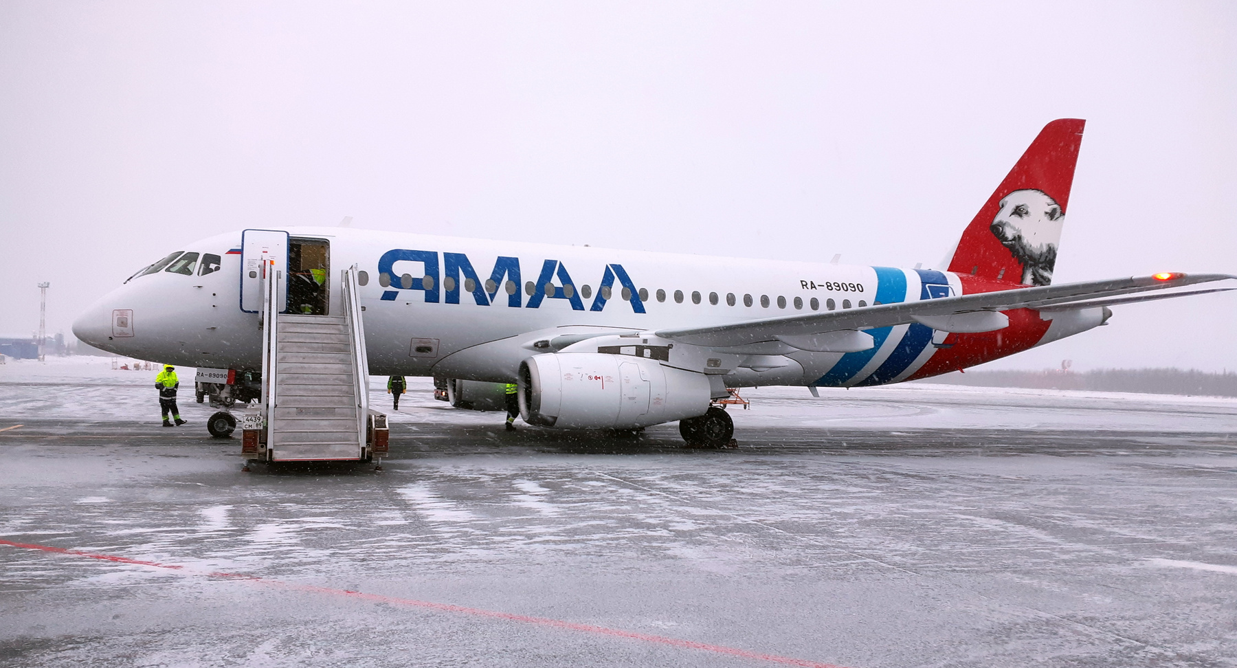 SSJ 100-95LR в обновлённой ливрее 