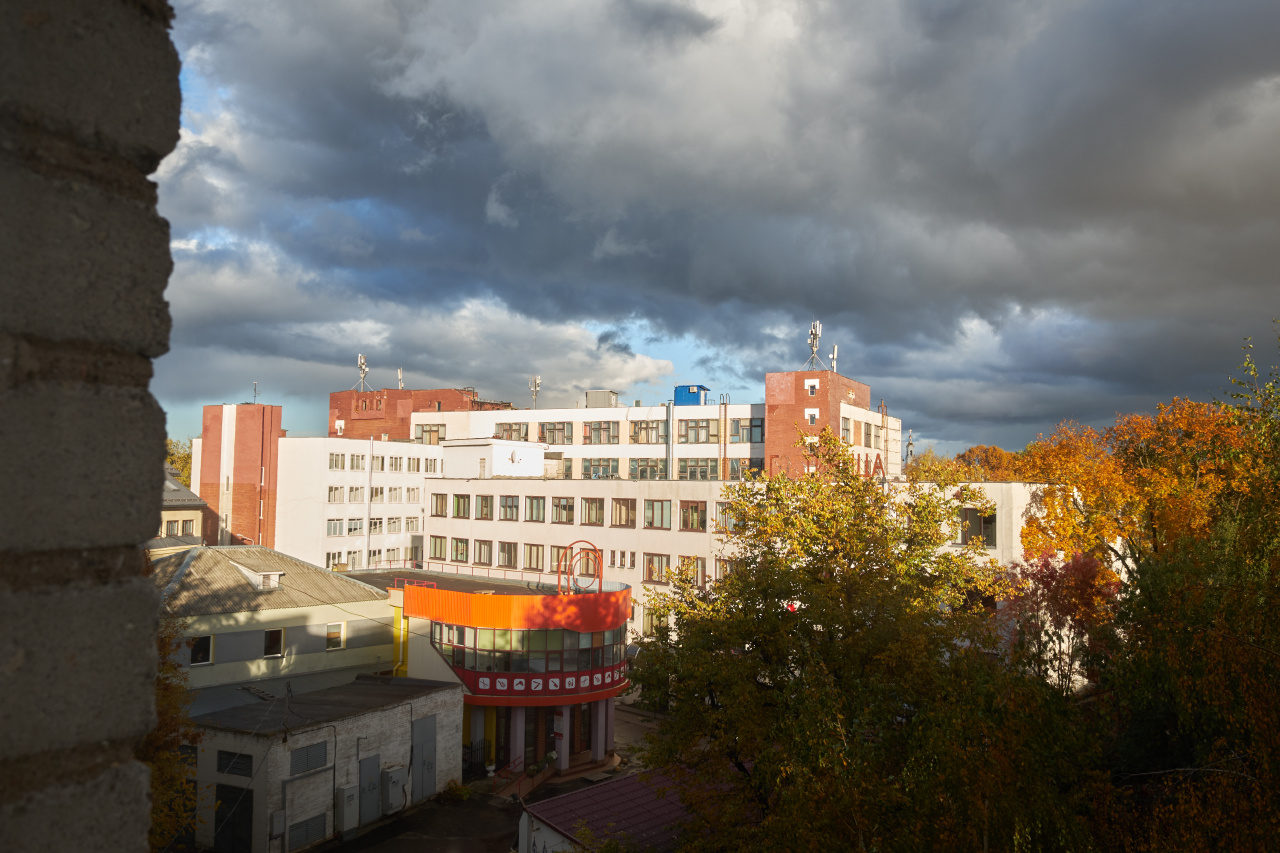 Осень за окном 3 осень вечер окно здания деревья небо облака