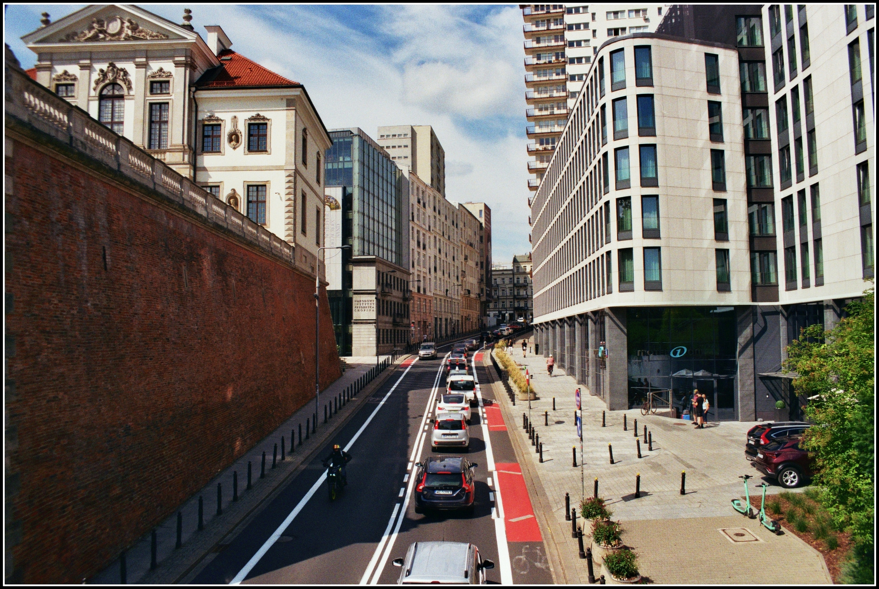 Улица Тамка в Варшаве. Аналоговый фотоаппарат EOS-33, плёнка Fujifilm 200. 