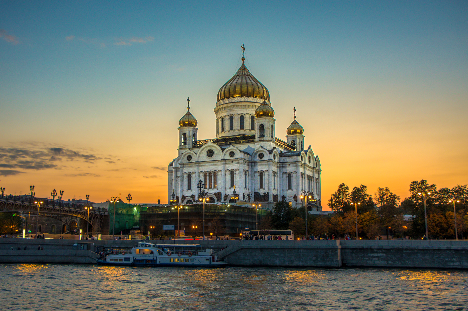 Вечерняя Москва город праздник вечер закат храм река
