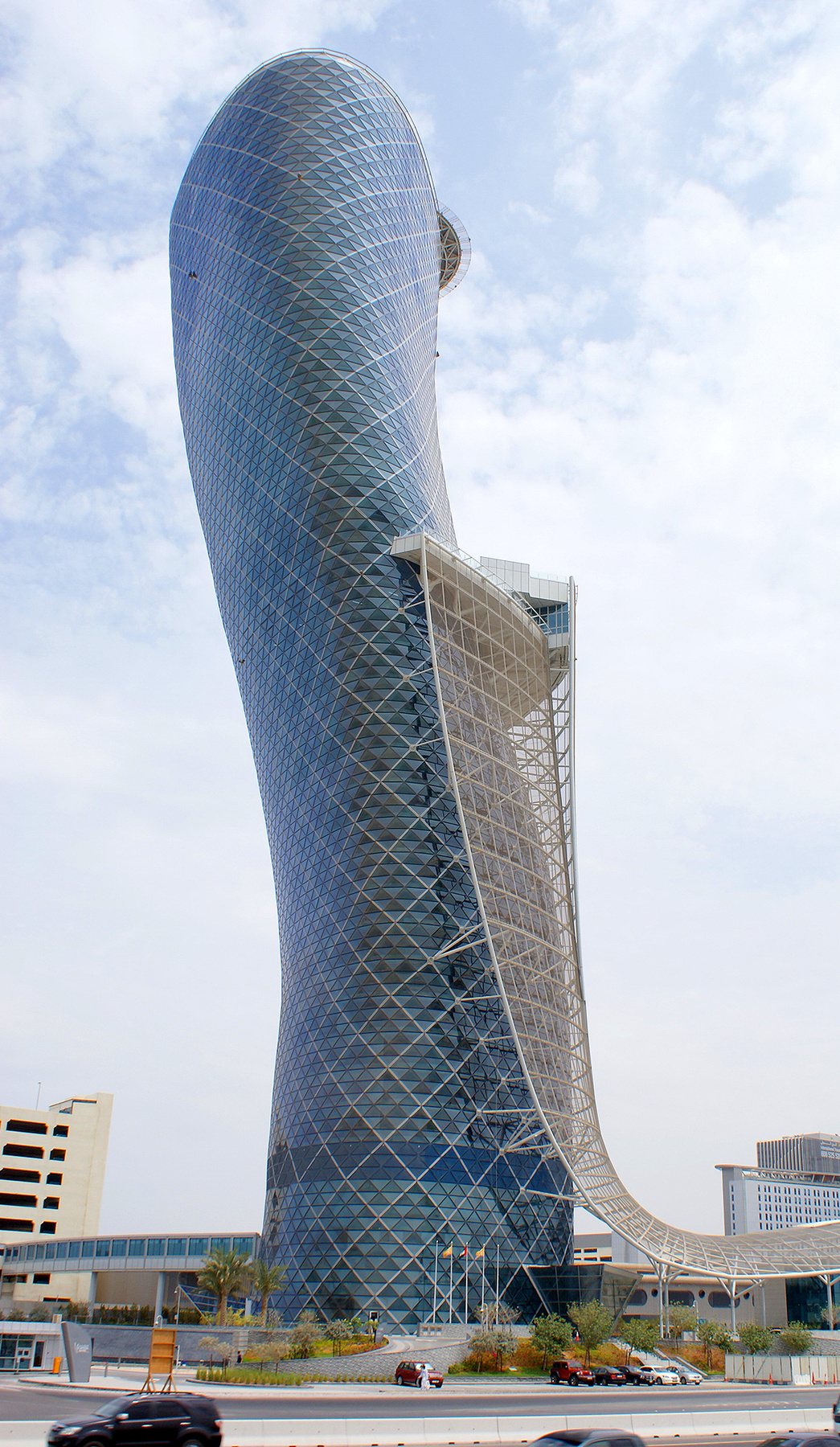 Башня Capital Gate в Абу-Даби архитектура