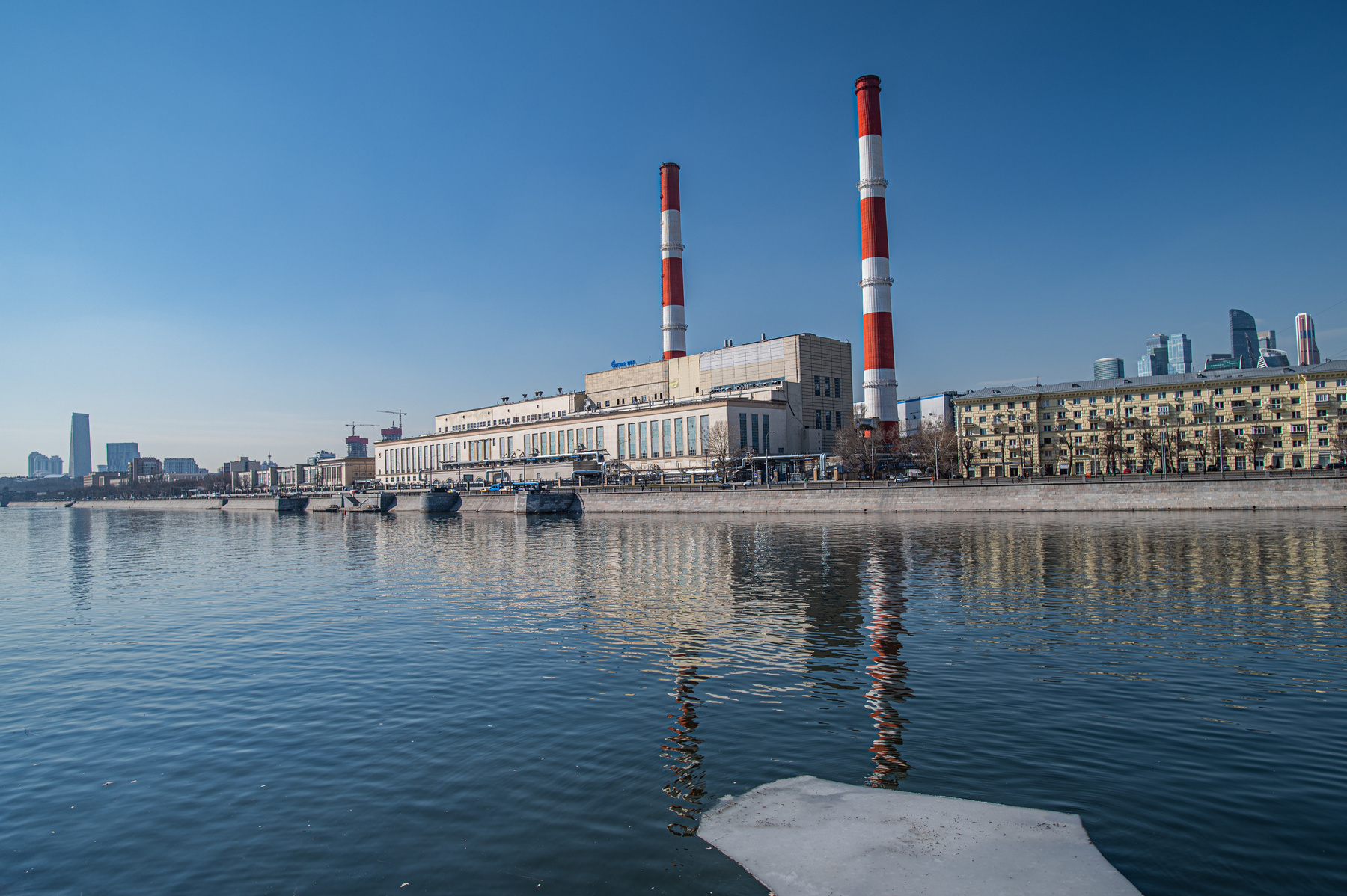 Трубы здание трубы вода отражение