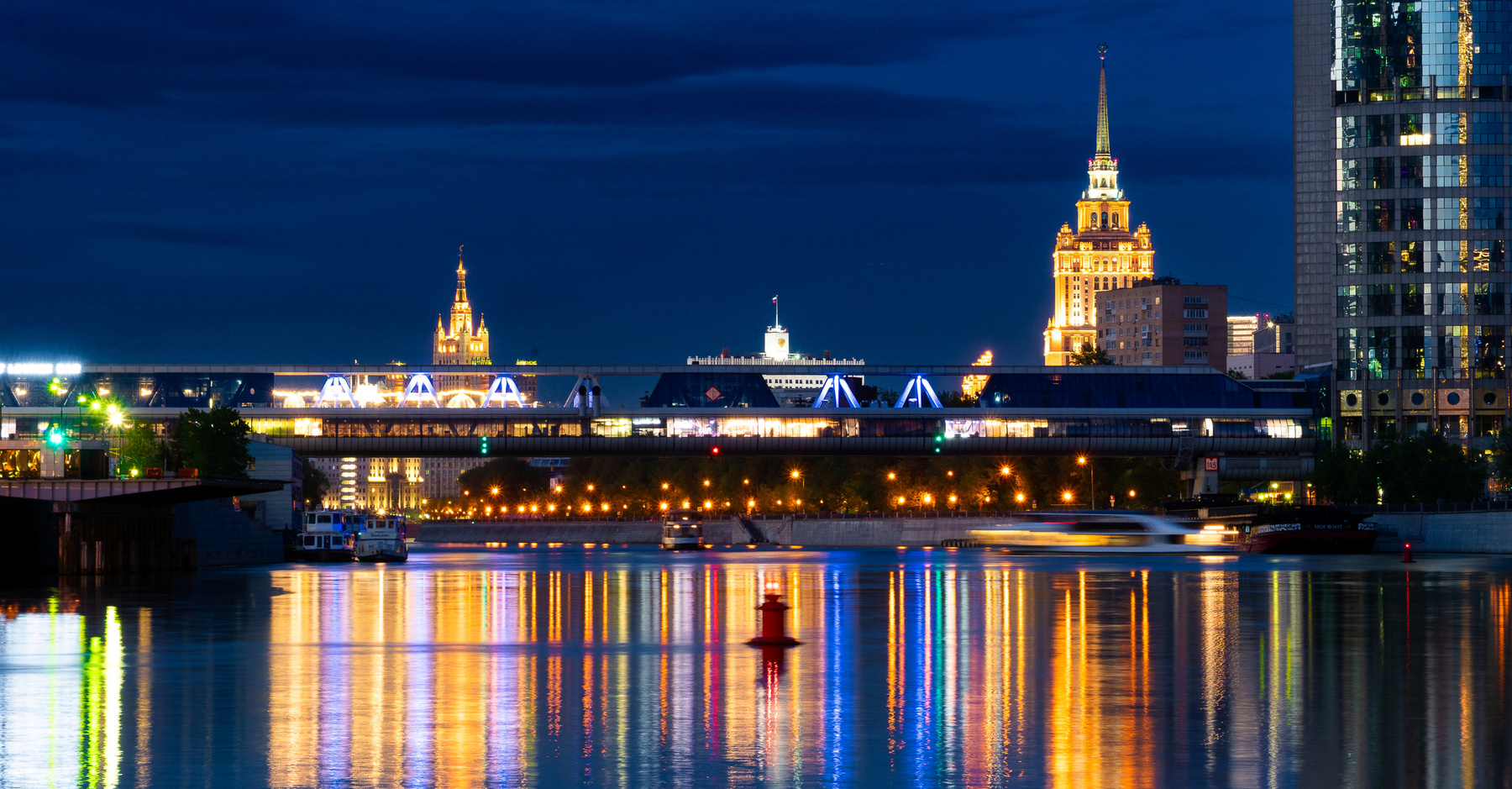 Москва-река ночью городской пейзаж Москва-река отражение мост здания огни река ночь горизонт архитектура город Москва Европа Россия