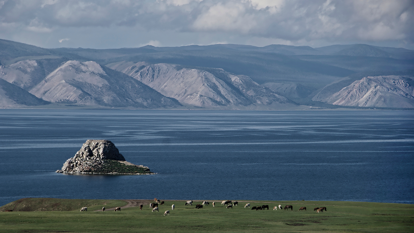 Бакланий Камень Иркутская область Ольхон остров Бакланий Камень Малое море другой берег