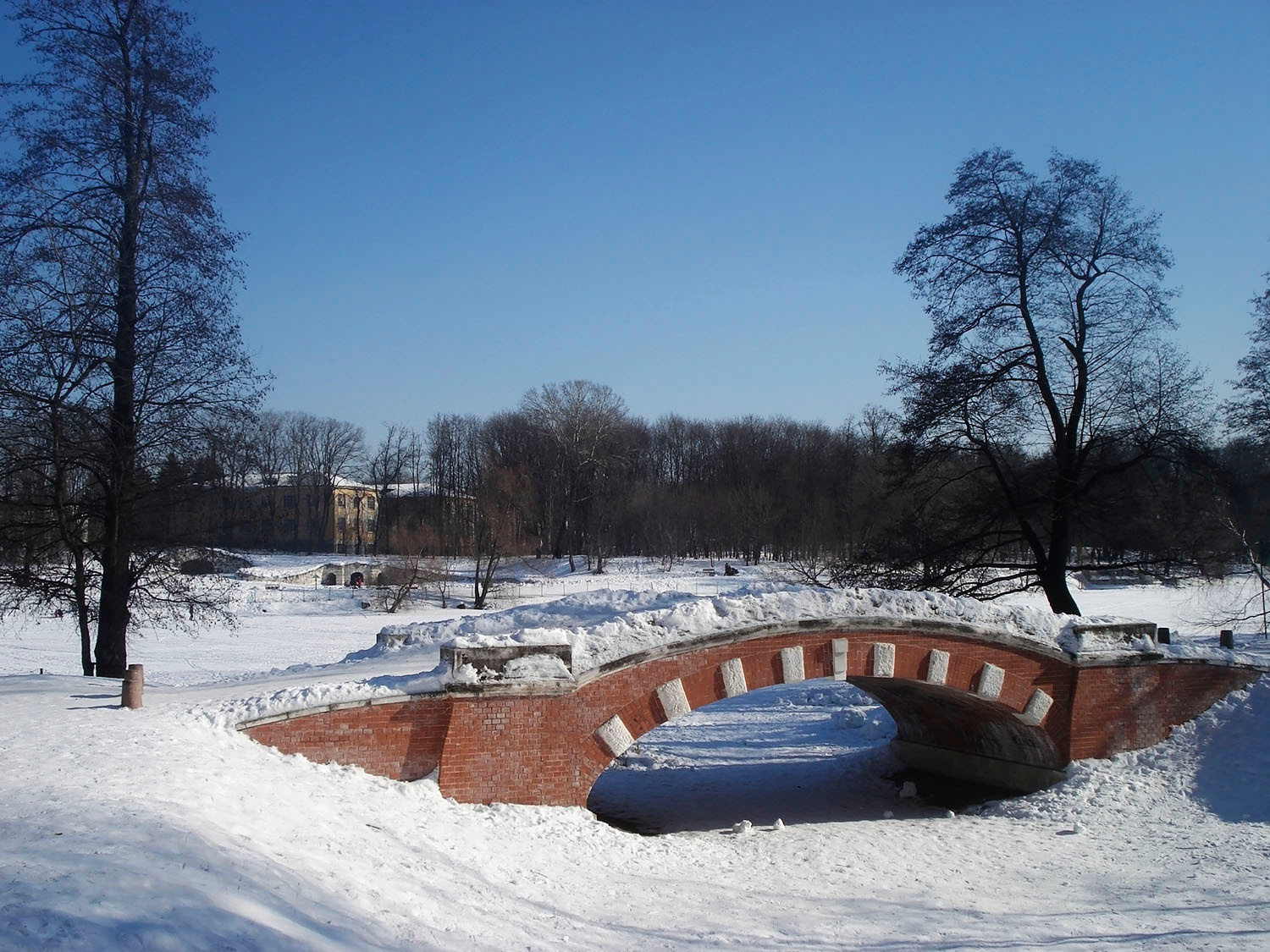 В парке Парк мостик синее небо синие тени