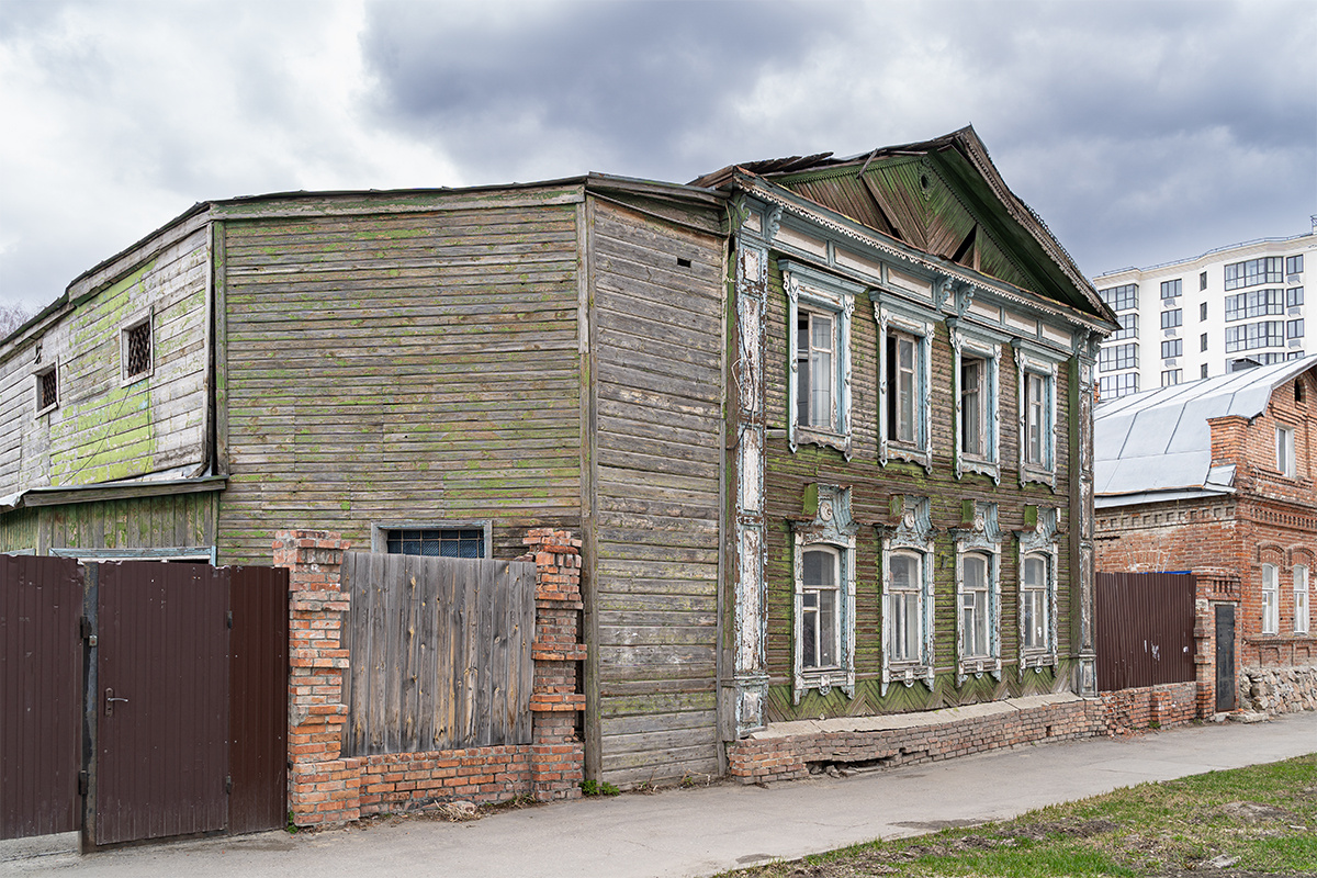 Центр Ульяновска. Дом 1898 г. Неужели пристройка для домашней живности? 