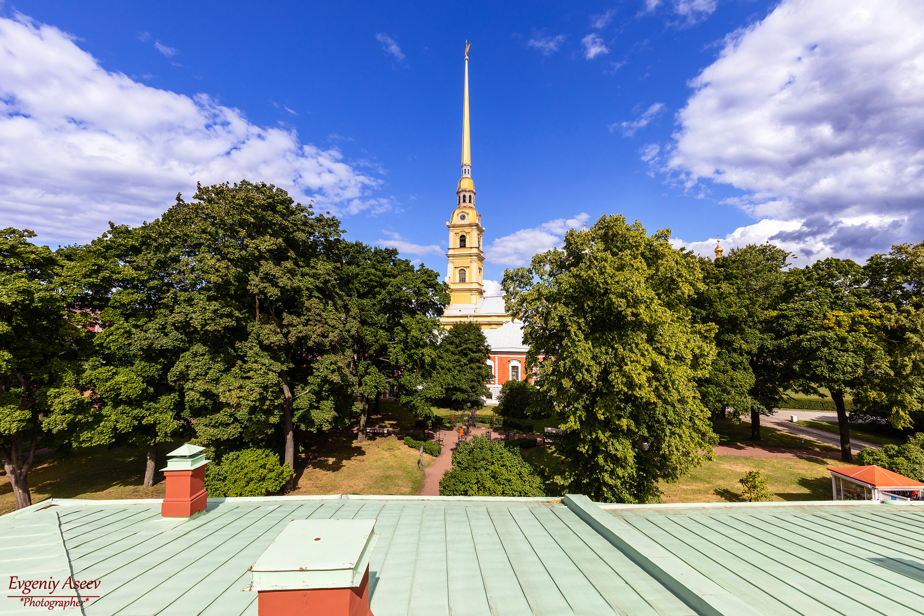 Над крышами Петропавловская крепость