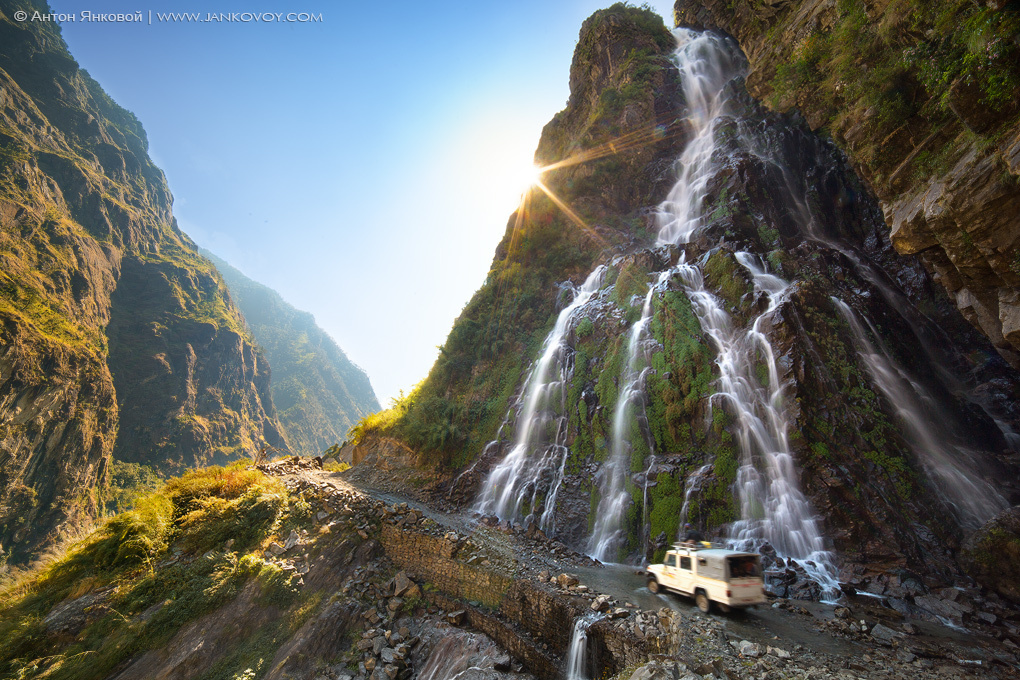 Придорожный водопад mountains, car, road, горы, дорога, jeep, waterfall, водопад, машина, hills, Непал, Гималаи, george, холмы, Аннапурна, ущелье, джип, Nepal, Himalayas, Annapurna