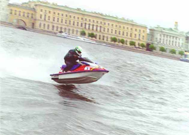 Прыжок на аквабайке аквабайк Нева