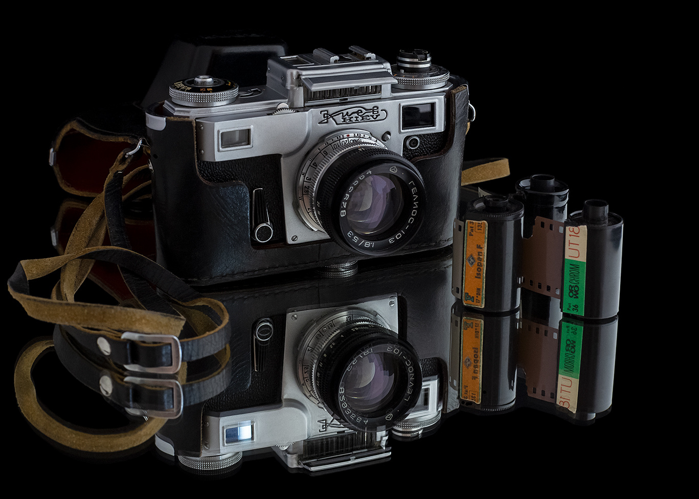 Фотоаппарат "Киев" фотоаппарат ретро retro camera плёнка 35 мм зеркало отражение