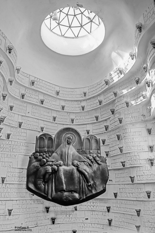 ***имена...имена...имена... Минск памятник остров слез черно-белое