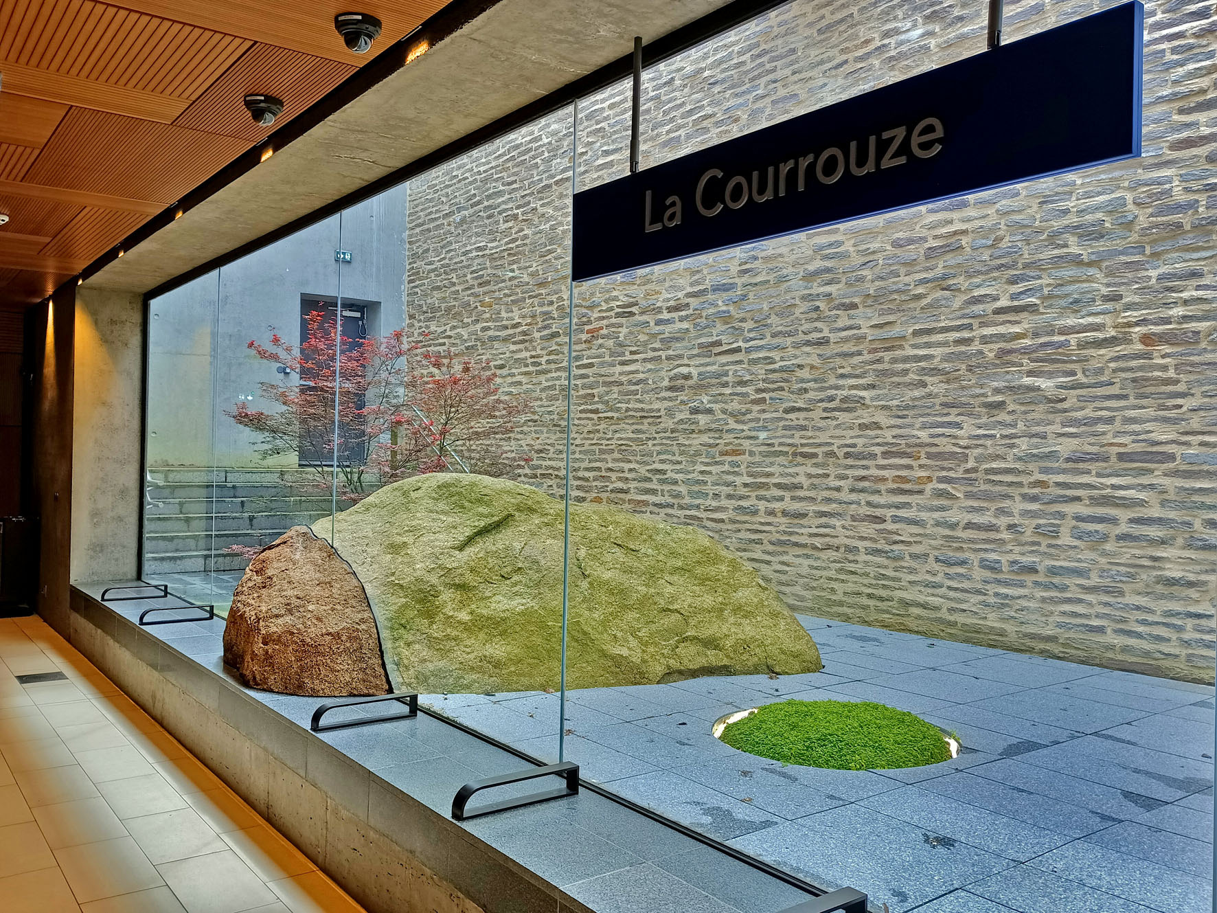 La Courrouze Ренн Бретань Rennes метро гранит валун камень