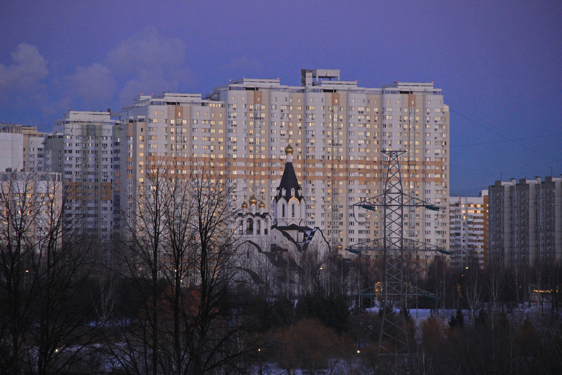 Москва. Сумерки. Митинский ландшафтный парк. Храм в честь равноапостольных свв. Константина и Елены.  03.01.2025 Москва Город Архитектура