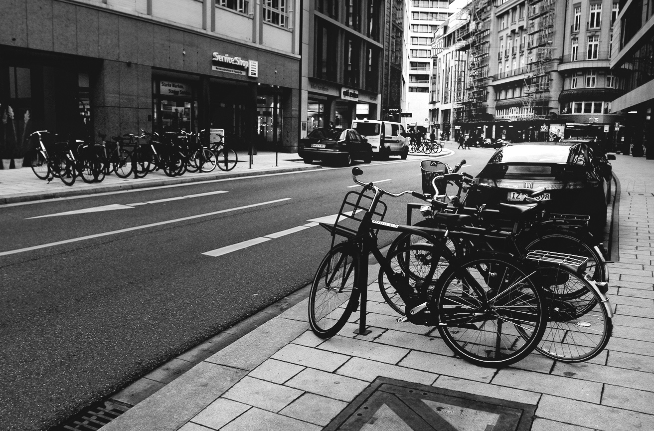 Гамбург. Велосипеди Horizontal Photography Outdoors Bicycle Building Exterior Architecture Day Street Built Structure City Transportation