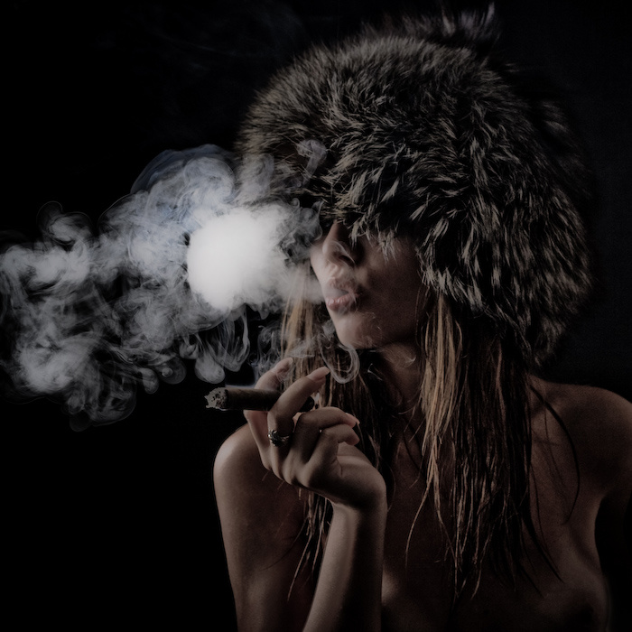 Other smoke girl cigare smoke