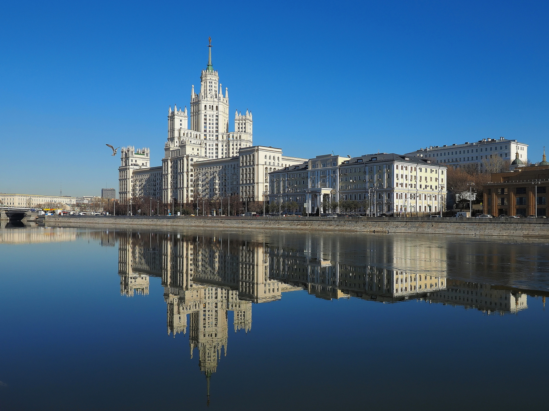 Из классики Сталинской архитектуры, высотка на Котельнической набережной. 