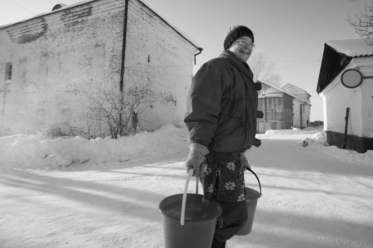 несе Галя воду Архангельскя_губерния Каргополь