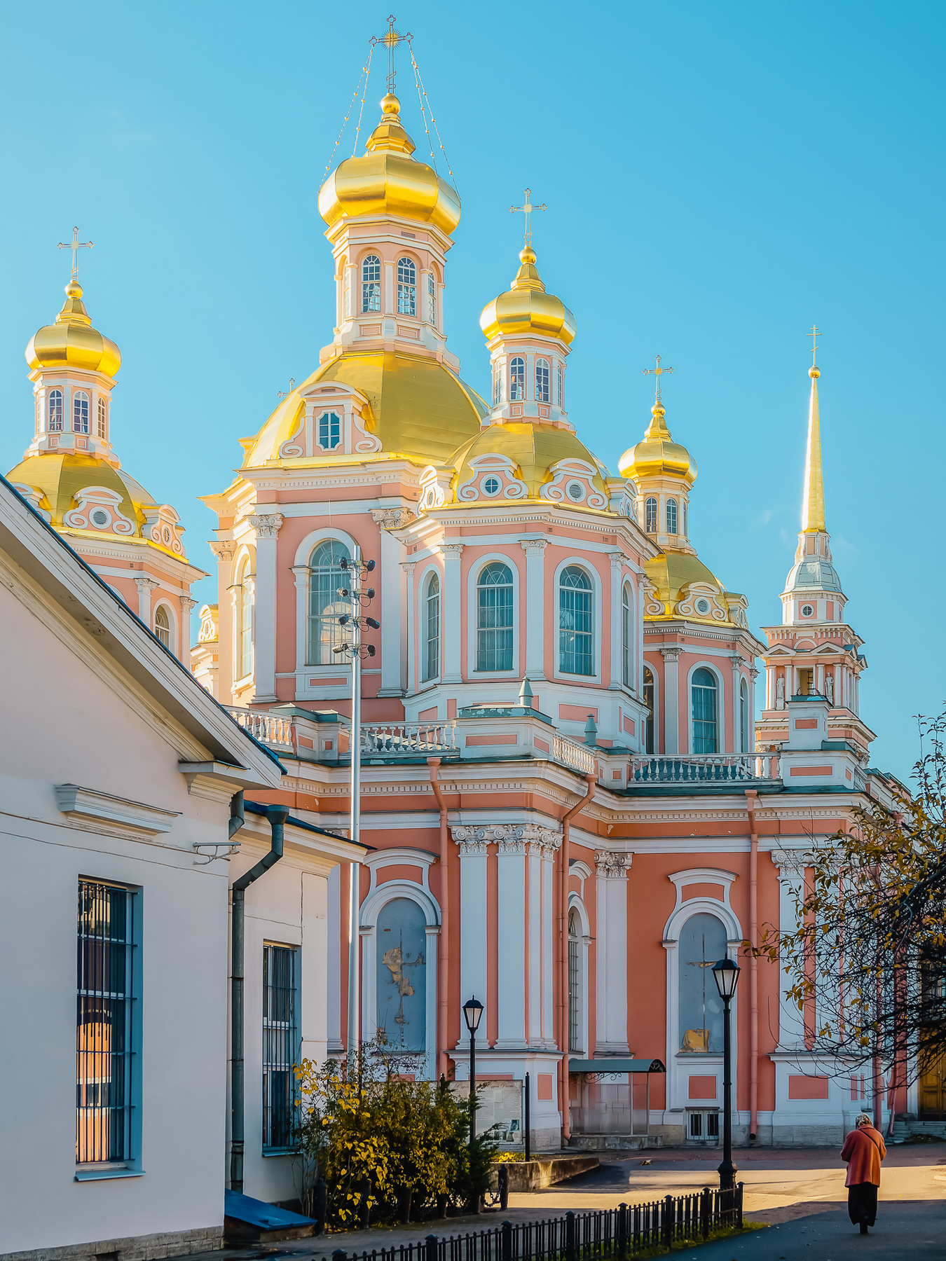 Горят златые купола 