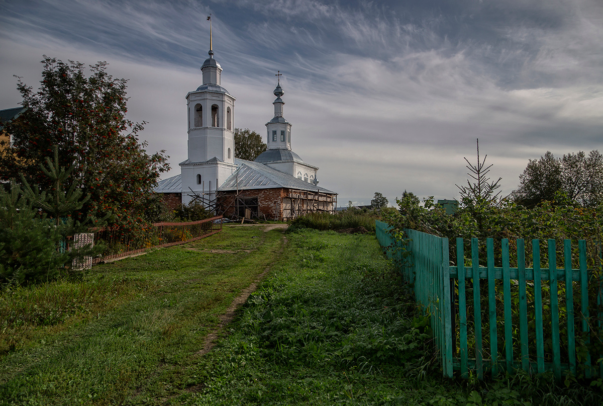 На улице с храмом. храм церковь забор рябина село деревня трава