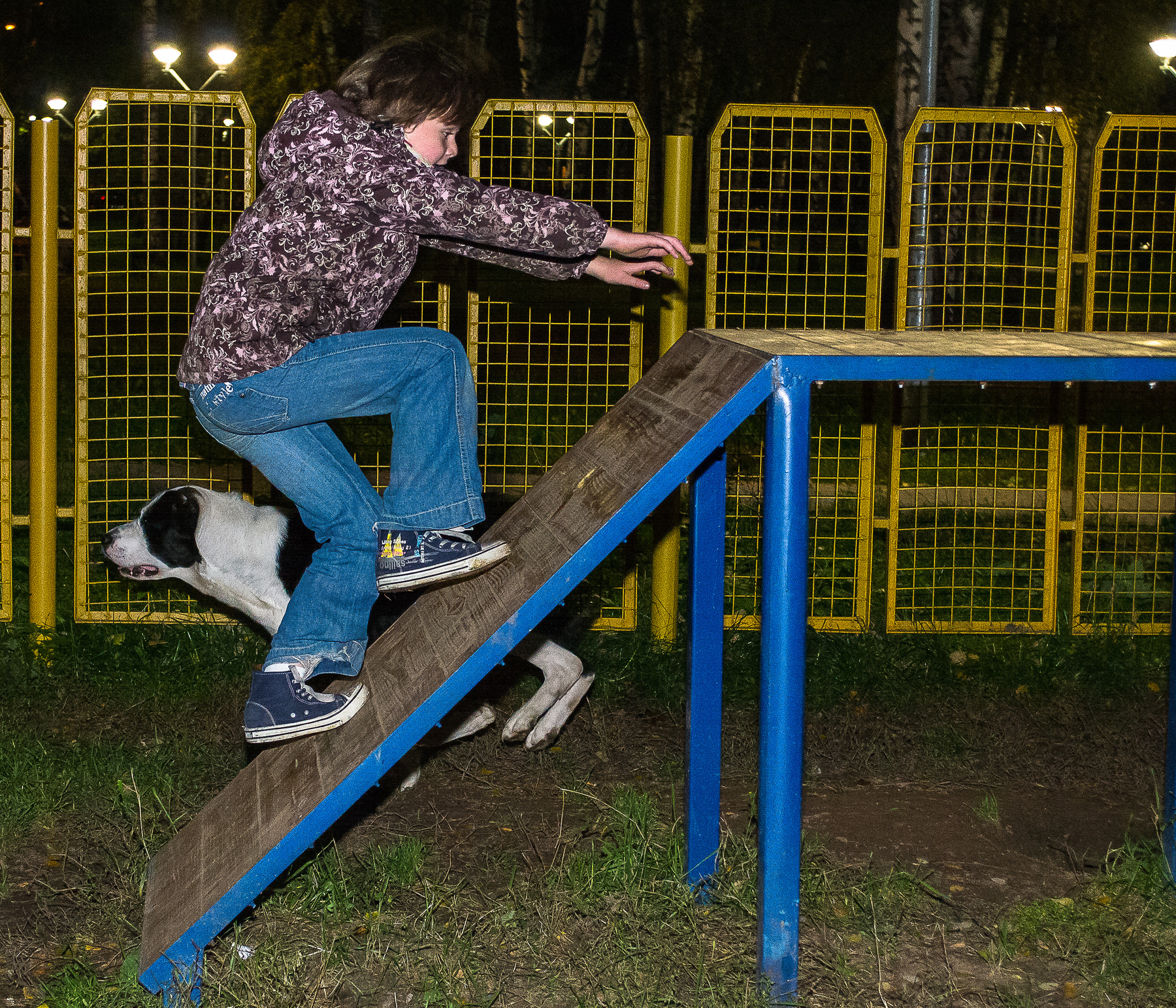 в разные стороны 
