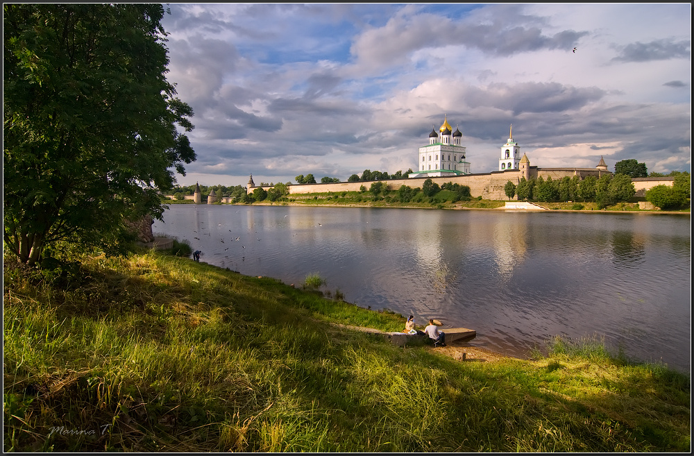 На берегу Великой Псков Кремль река Великая лето