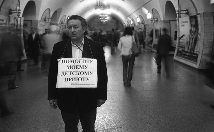 человек в метро 