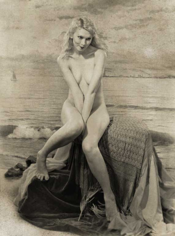 Иногда она даже стисняется. старинная фотография открытка ретро