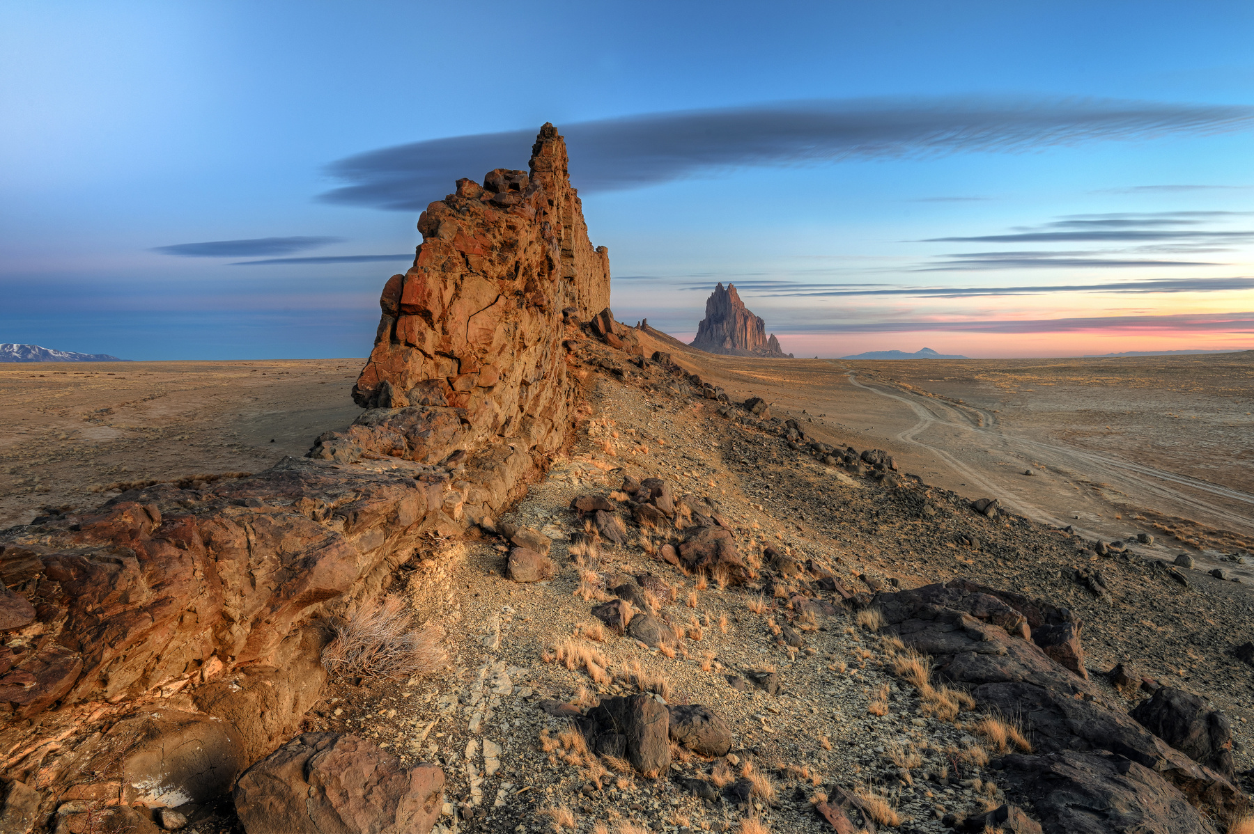 Утро на спине окаменевшего динозавра. пейзаж динозавр shiprock