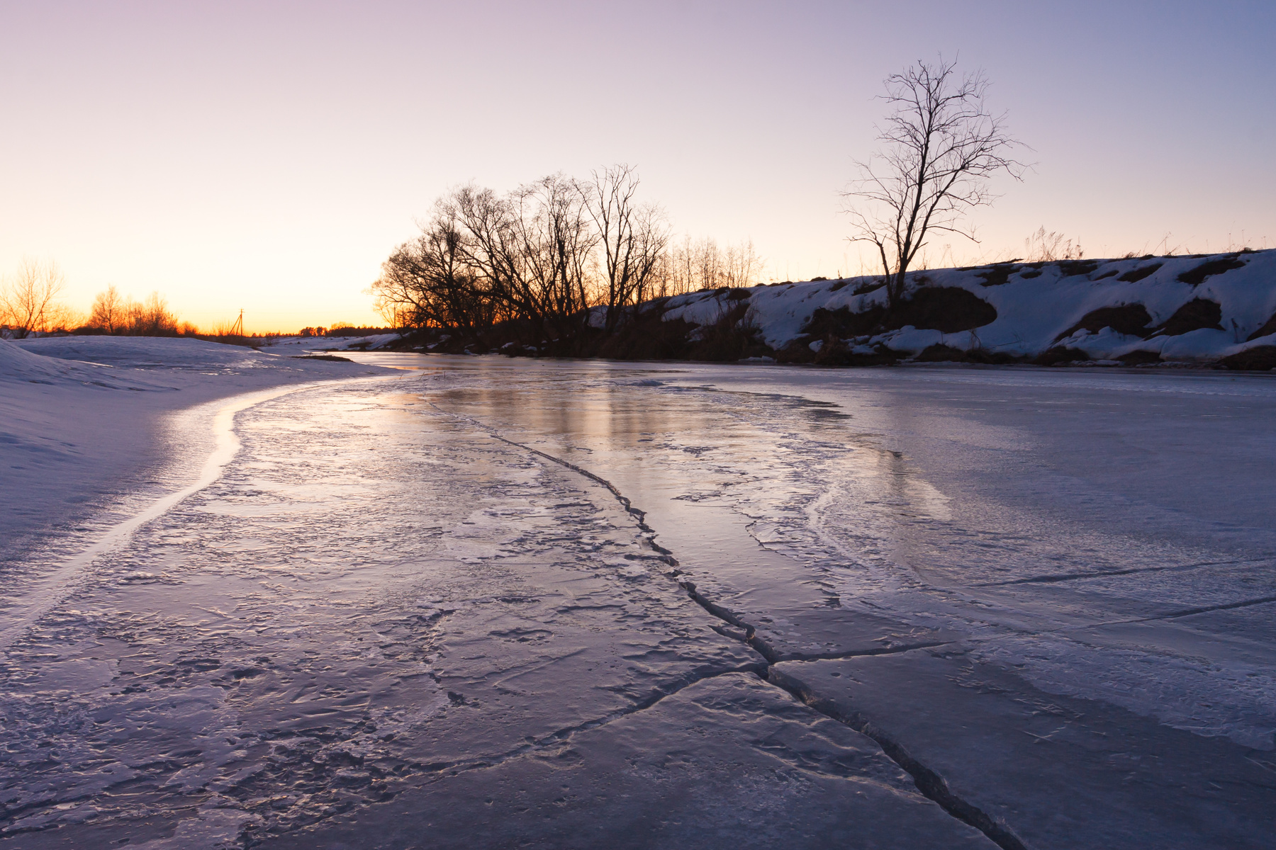 *** весна закат река Протва лед трещина снег