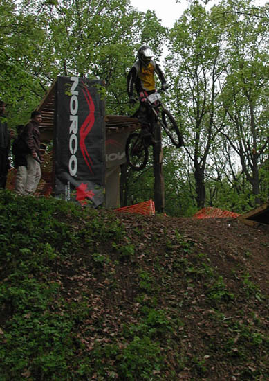 Прыжок в неизбежное велоспорт горный велосипед прыжок montain bike jump