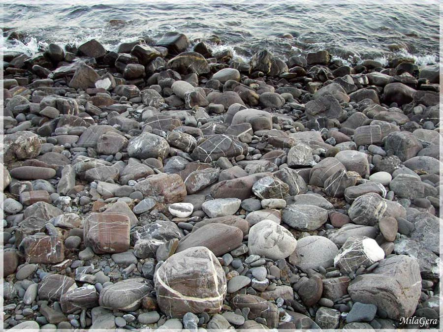 Разрисованные природой камни море пляж безлюдный