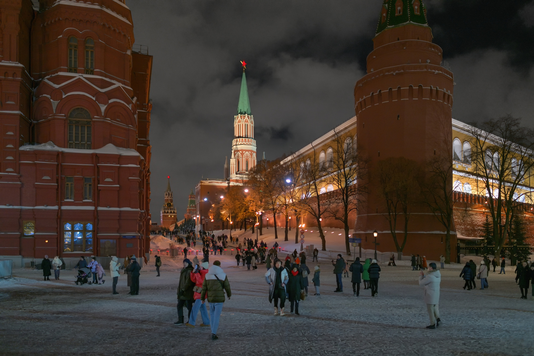 С видом на Спасскую башню Москва россия