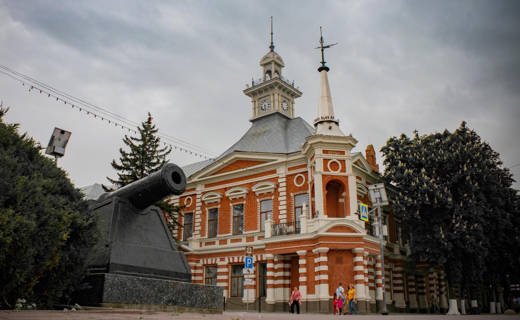 Старинная архитектура в современном городе 
