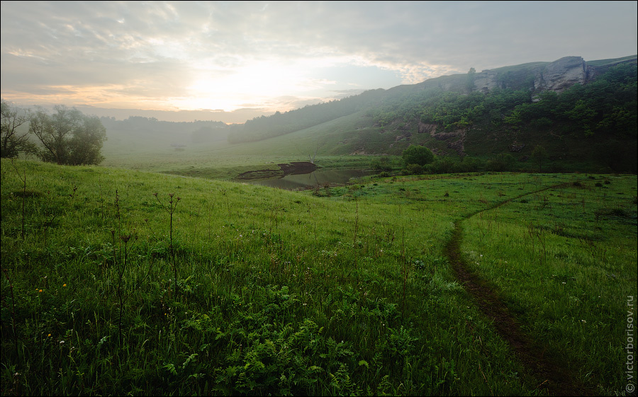 Ранним утром рассвет, солнце, река, воргол, скалы