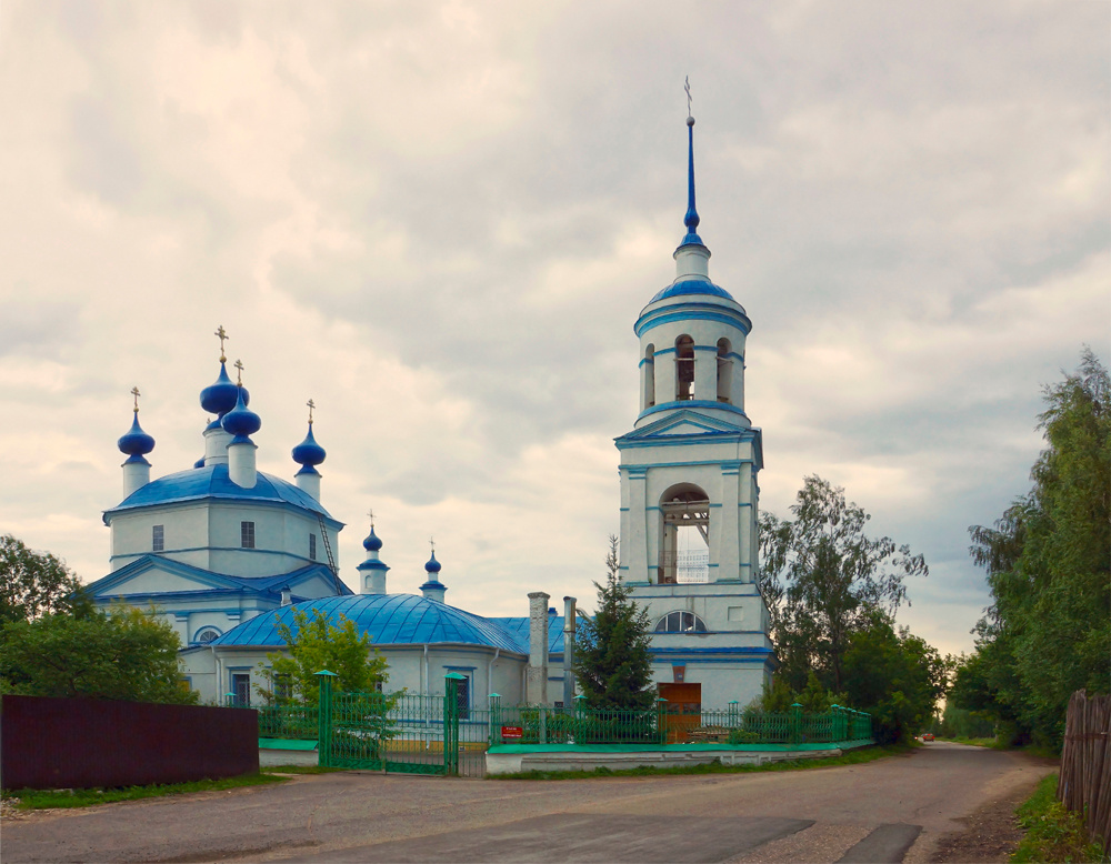 На сельской улице село храм вера