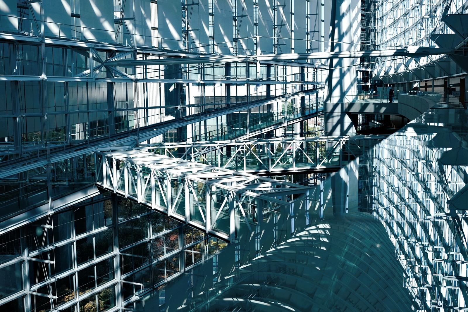 Дворец из стекла и стали Tokyo International Forum Токийский международный форум Архитектура отражение стекло металл свет Токио Япония