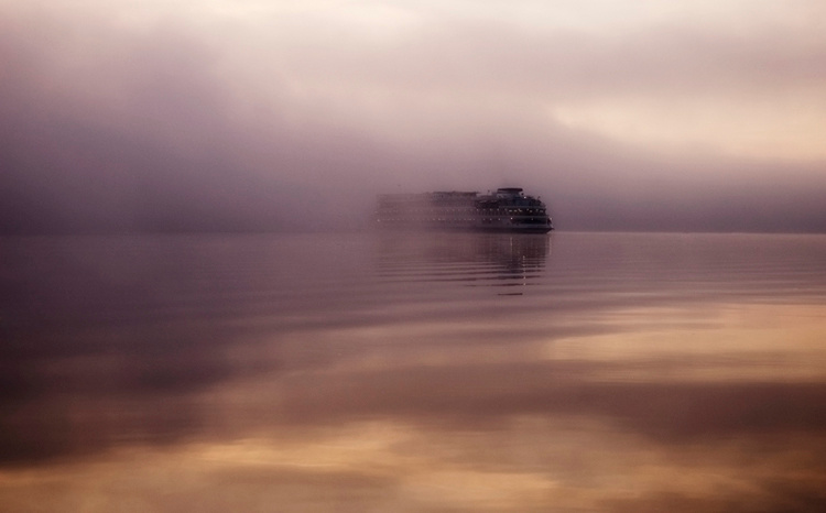 в рассветной дымке река туман пароход Волга утро